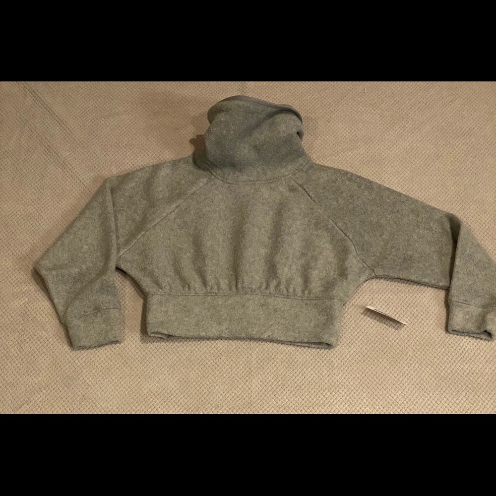Brand new super cute crop top fleece sweater 😻